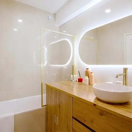 Guestready - Sunlit Elegance With The Eiffel View *