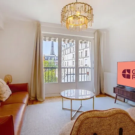Guestready - Sunlit Elegance With The Eiffel View Parijs